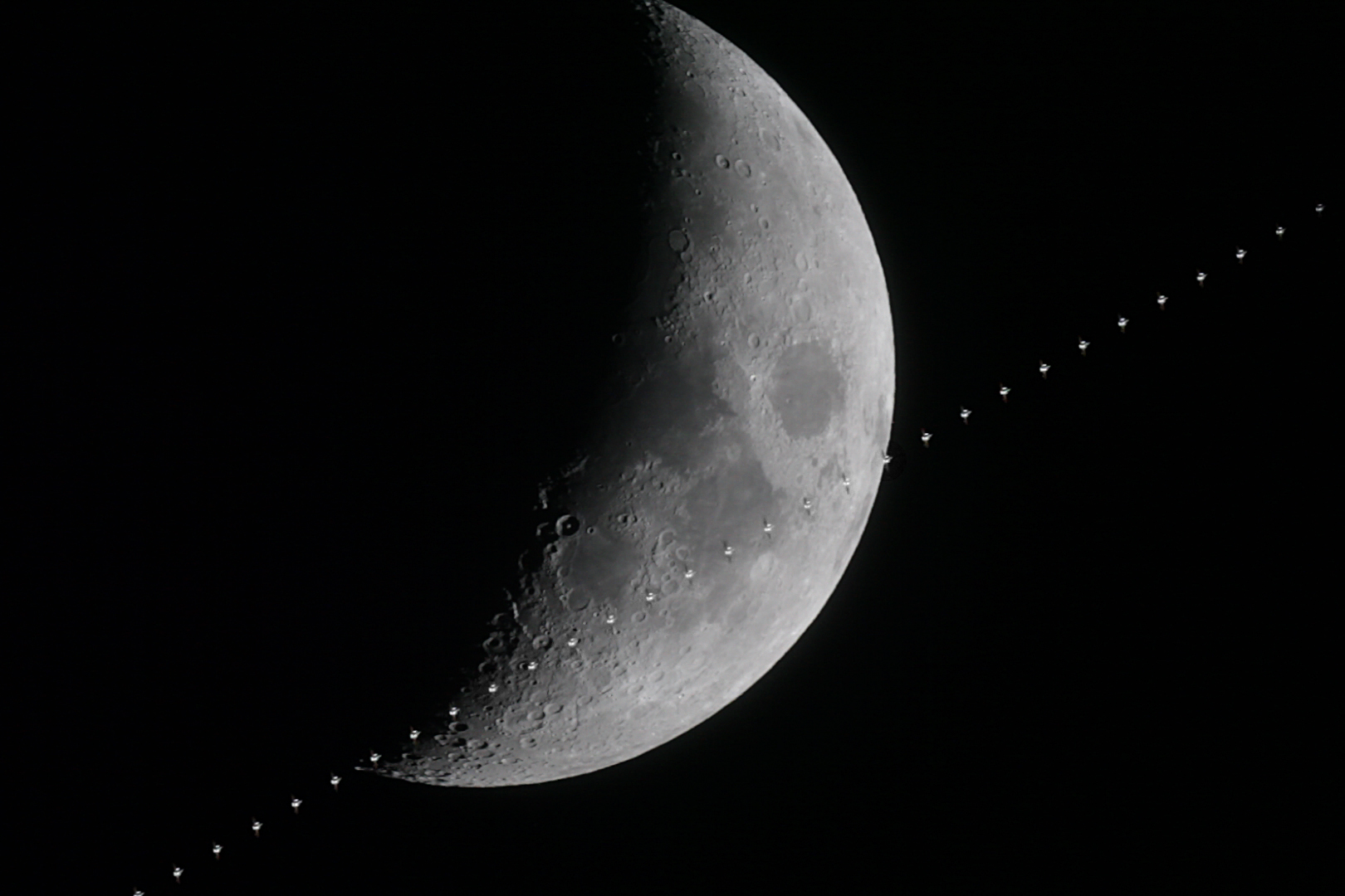 http://www.ncsm.city.nagoya.jp/study/astro/20150224_iss_moon.jpg