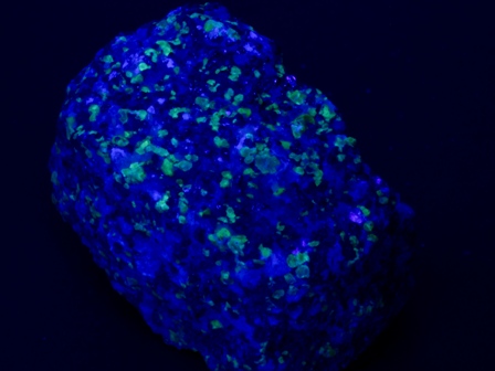 紫外線で光る鉱物.JPG