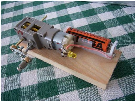手のひらサイズの手回し発電機.jpg